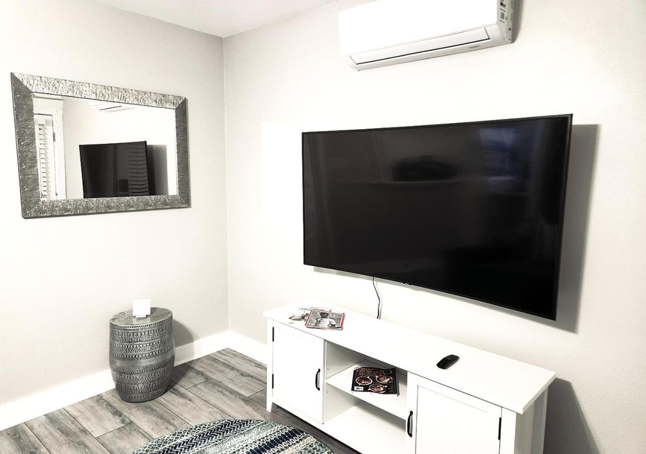 Beautiful Guesthouse, Sleeps 4 - Kitchen, Private Laundry, Ac, Parking, 65' Tv, Close To Stores, Restaurants & Beach Лонг Бич Экстерьер фото